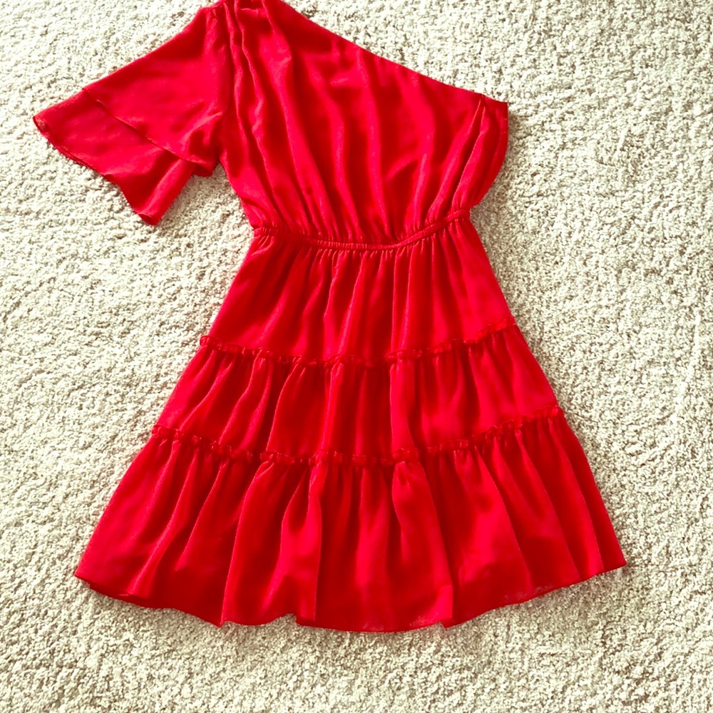 Adorable one shoulder dress. Perfect for summer